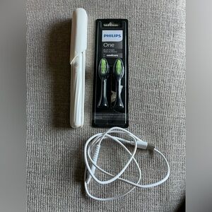 Philips ONE by Sonicare Rechargable Toothbrush w 2 pack Replacement Heads